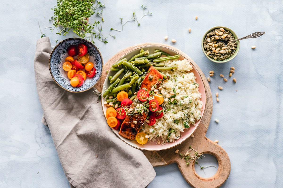 Voorbeeld van een gevarieerde lunch met groenten en vis